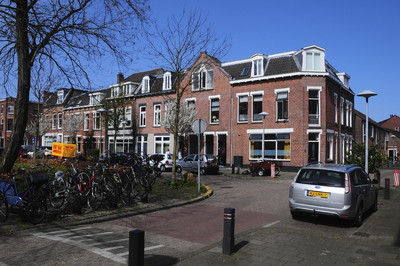 900175 Gezicht op de huizen Bilderdijkstraat 1 (rechts) -9 te Utrecht, vanaf de P.A. de Genestetstraat.